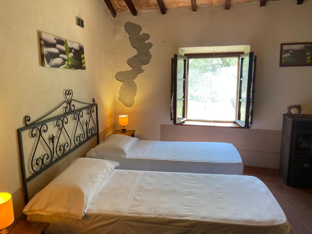 Postel nebo postele na pokoji v ubytování Castello di Selvole