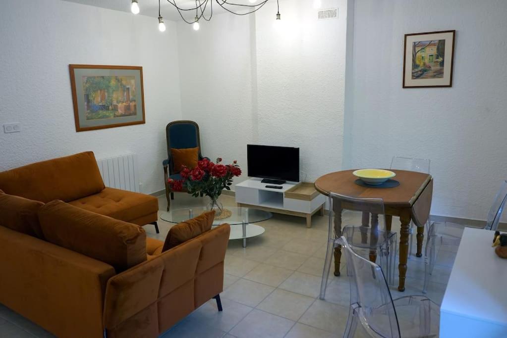 - un salon avec un canapé et une table dans l'établissement Appartement n°31 Uzès centre, à Uzès