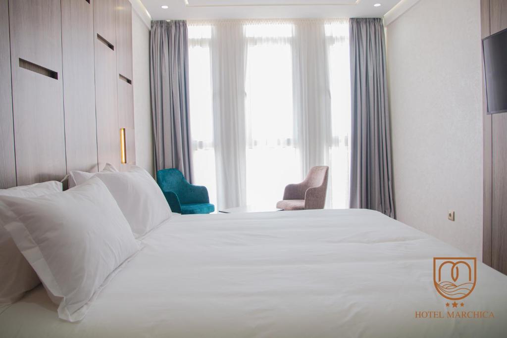 Postel nebo postele na pokoji v ubytování Marchica Hotel