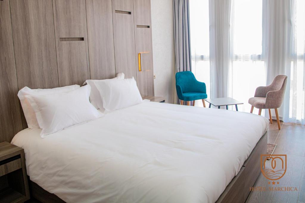 Postel nebo postele na pokoji v ubytování Marchica Hotel