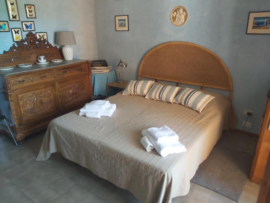 ein Schlafzimmer mit einem Bett mit zwei Handtüchern darauf in der Unterkunft ARGENTARIO PORTO ERCOLE Flat in Porto Ercole