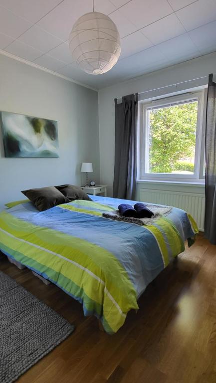 een groot bed in een slaapkamer met een raam bij Peaceful and beautiful apartment in Hämeenlinna in Hämeenlinna