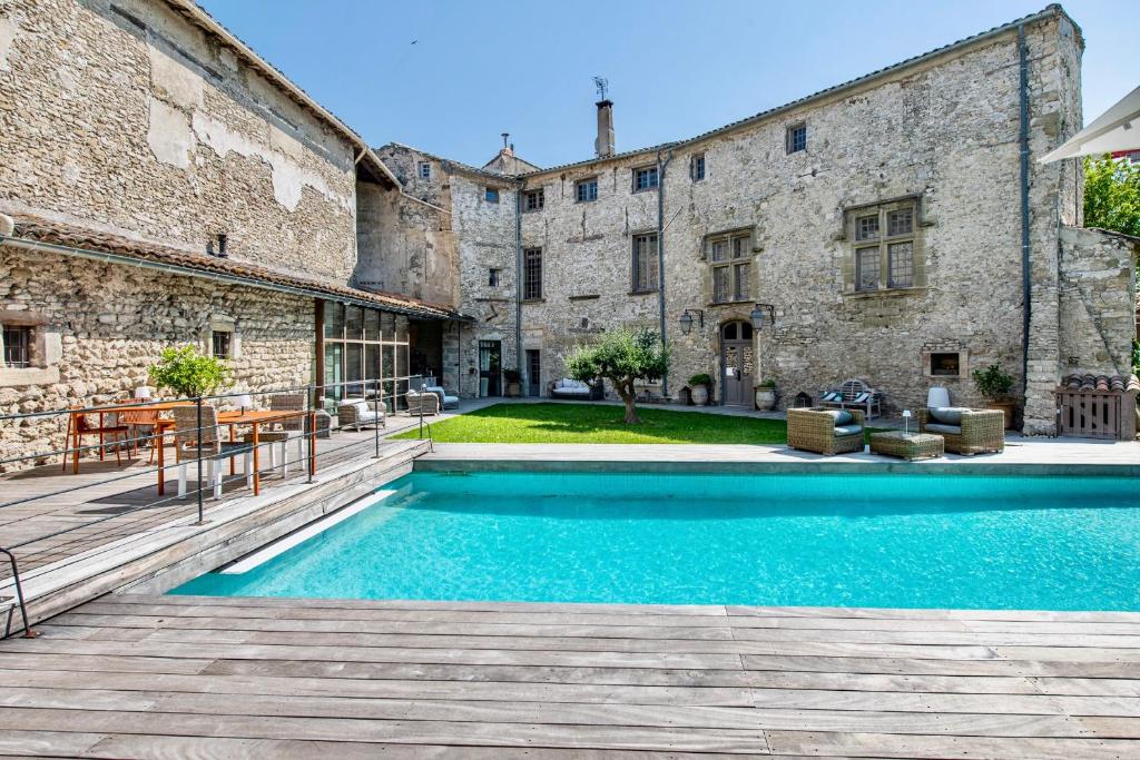 une piscine devant un immeuble dans l'établissement La Chapelle sur la Sorgue, à LʼIsle-sur-la-Sorgue