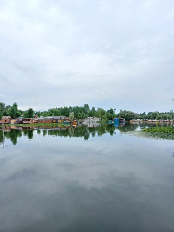 een uitzicht op een grote hoeveelheid water met huizen bij H.B.victoria Garden in Srinagar