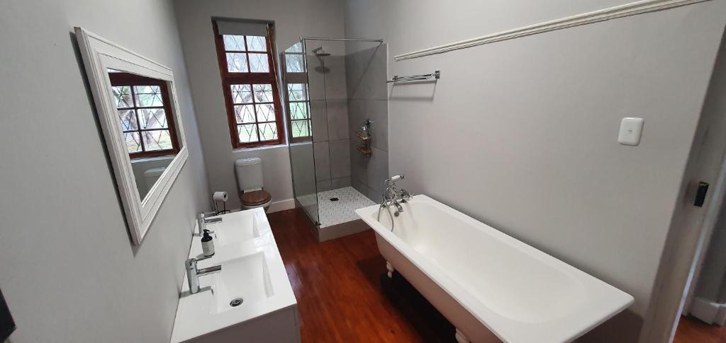 Ένα μπάνιο στο Karoo Leeu Self Catering