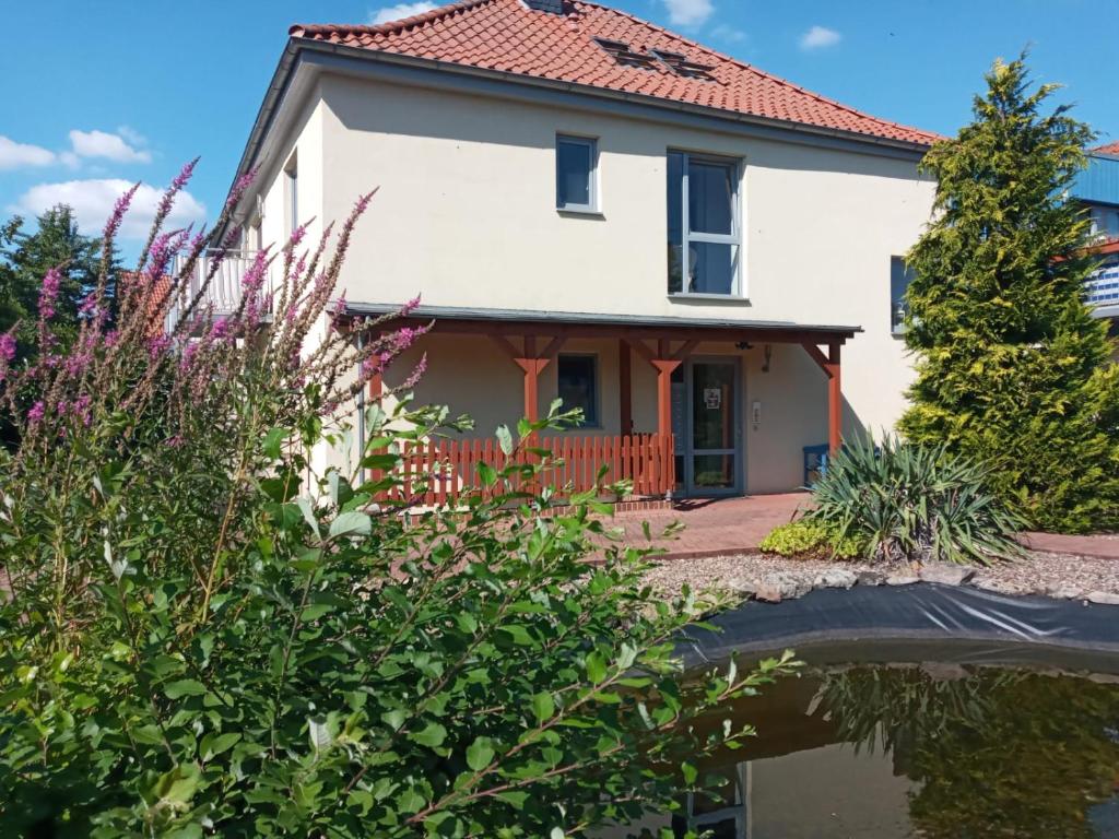 une maison avec un étang en face de celle-ci dans l'établissement Ferienwohnung Tölle, à Bad Rehburg