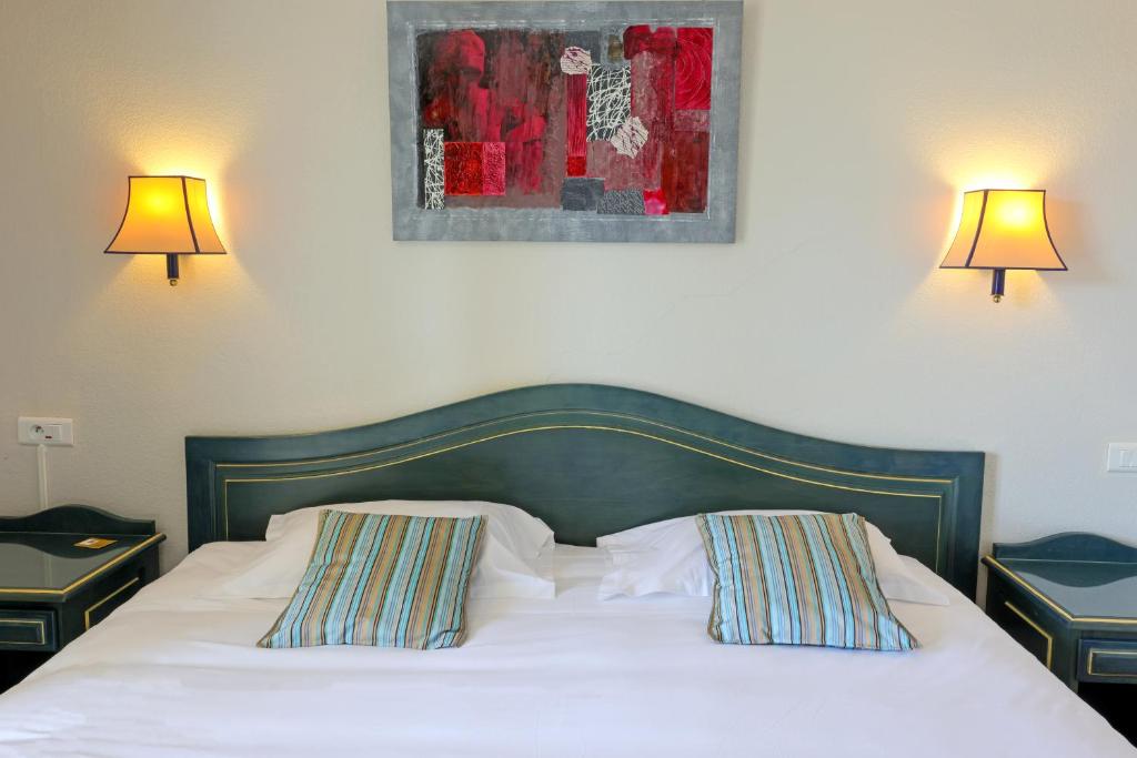 Postel nebo postele na pokoji v ubytování Hotel Saint Christophe