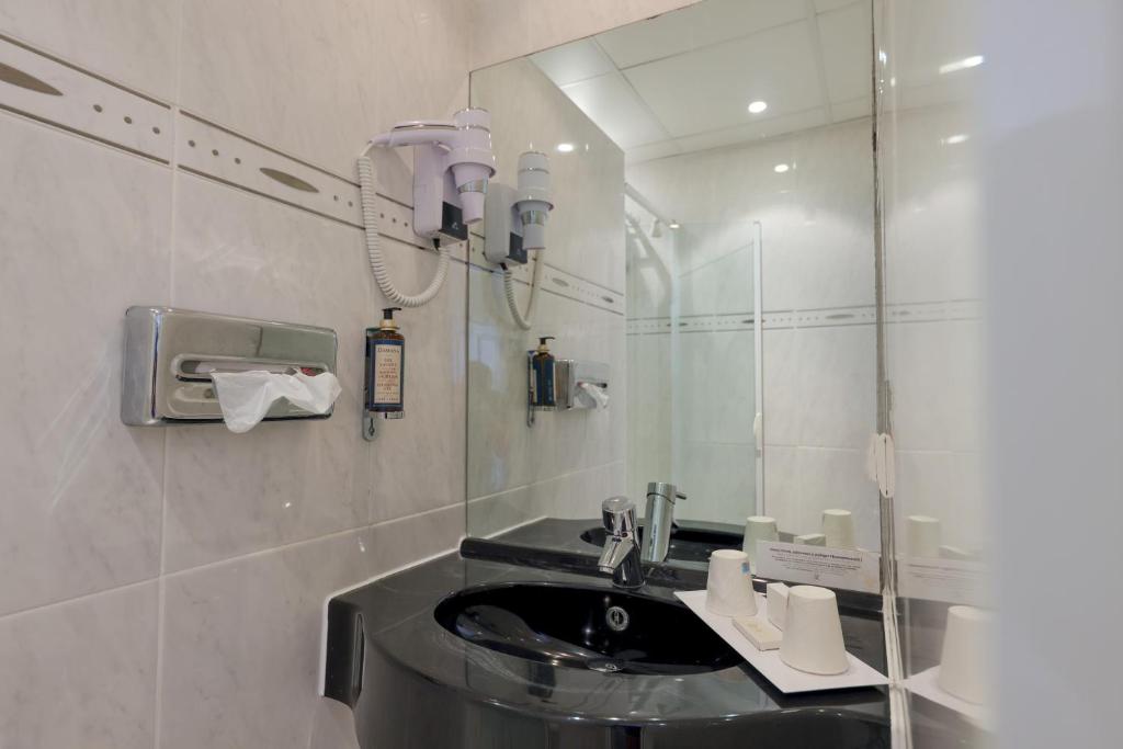 Koupelna v ubytování Hotel Saint Christophe