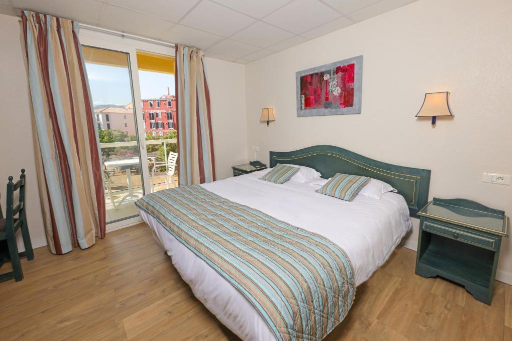 Postel nebo postele na pokoji v ubytování Hotel Saint Christophe