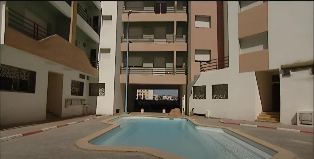 una piscina vacía en el medio de un edificio en Découvrez la magie d'El Jadida depuis notre appartement de charme, en El Jadida