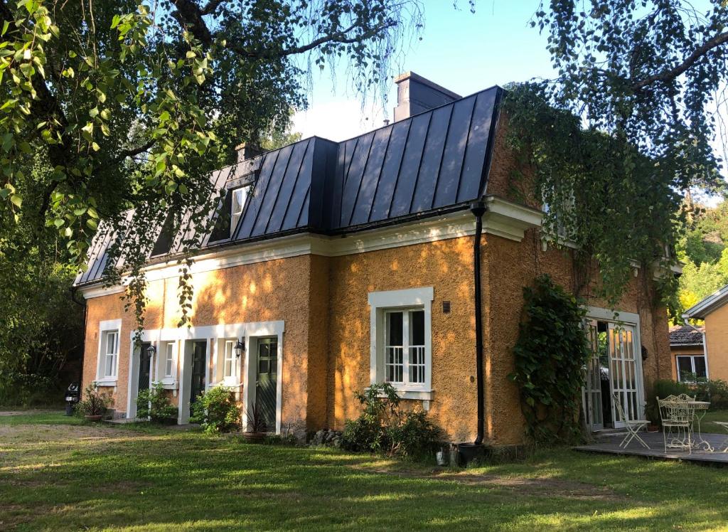 a house with solar panels on the roof at Villa Kingfisher in Åminnefors