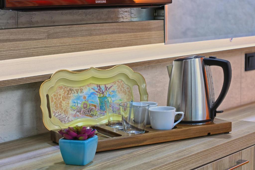 Příslušenství pro přípravu čaje a kávy v ubytování Erdem City Hotel