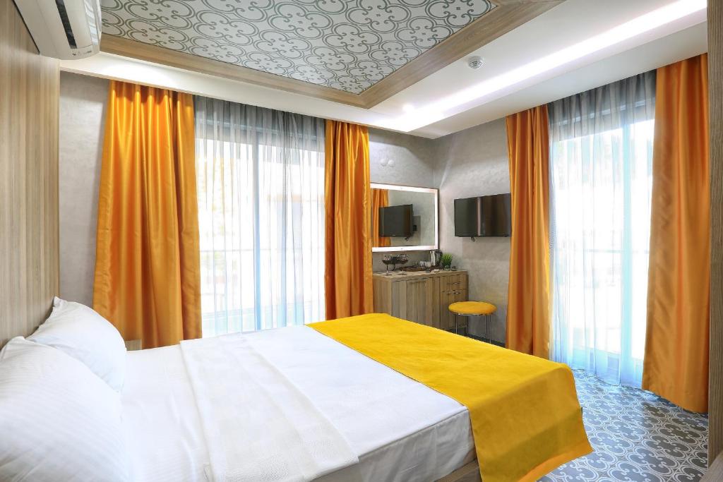 Postel nebo postele na pokoji v ubytování Erdem City Hotel