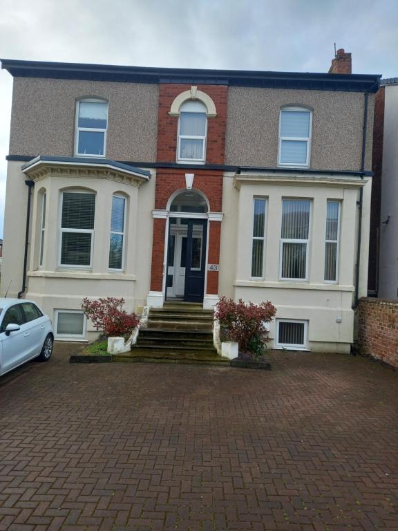 ein Haus mit einer steinernen Einfahrt davor in der Unterkunft Flat 4, 43 Part Street in Southport