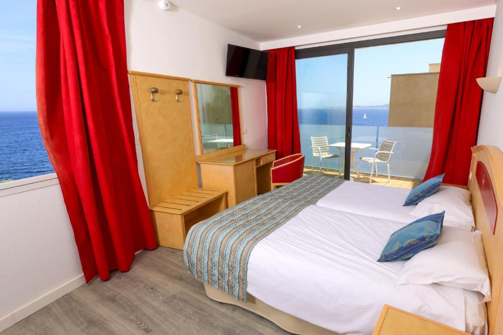 Postel nebo postele na pokoji v ubytování Hotel Saint Christophe