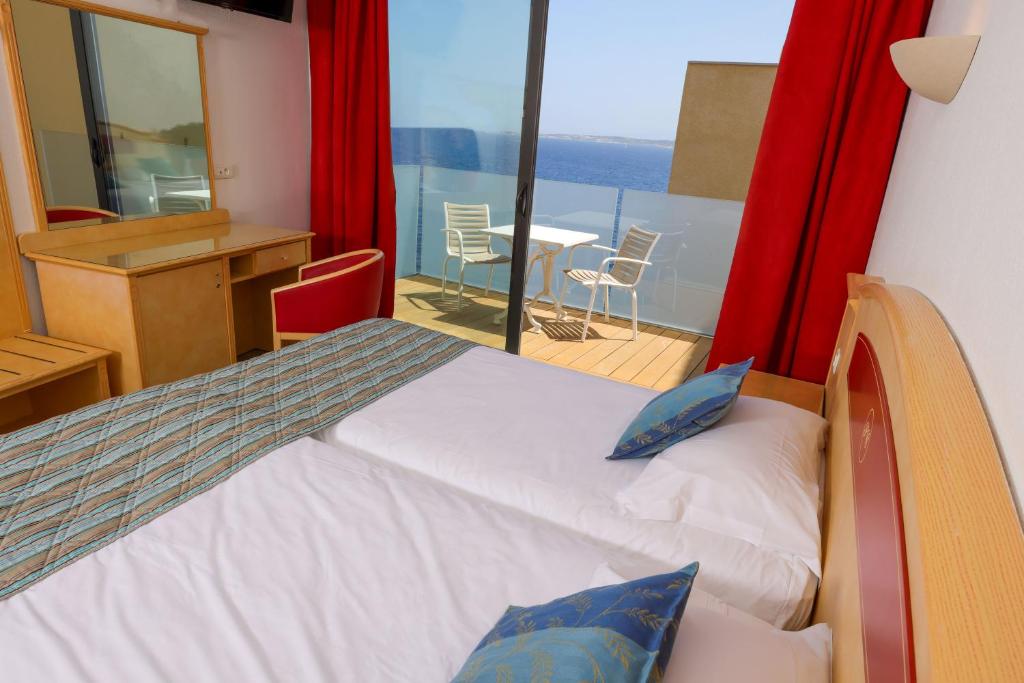 Postel nebo postele na pokoji v ubytování Hotel Saint Christophe