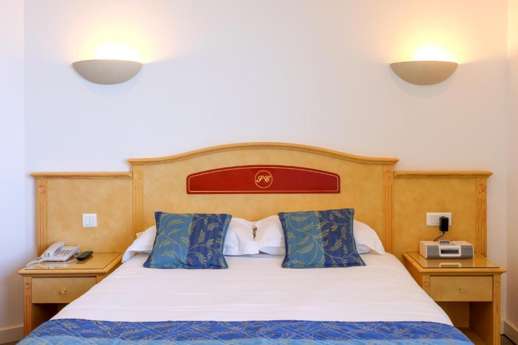 Postel nebo postele na pokoji v ubytování Hotel Saint Christophe