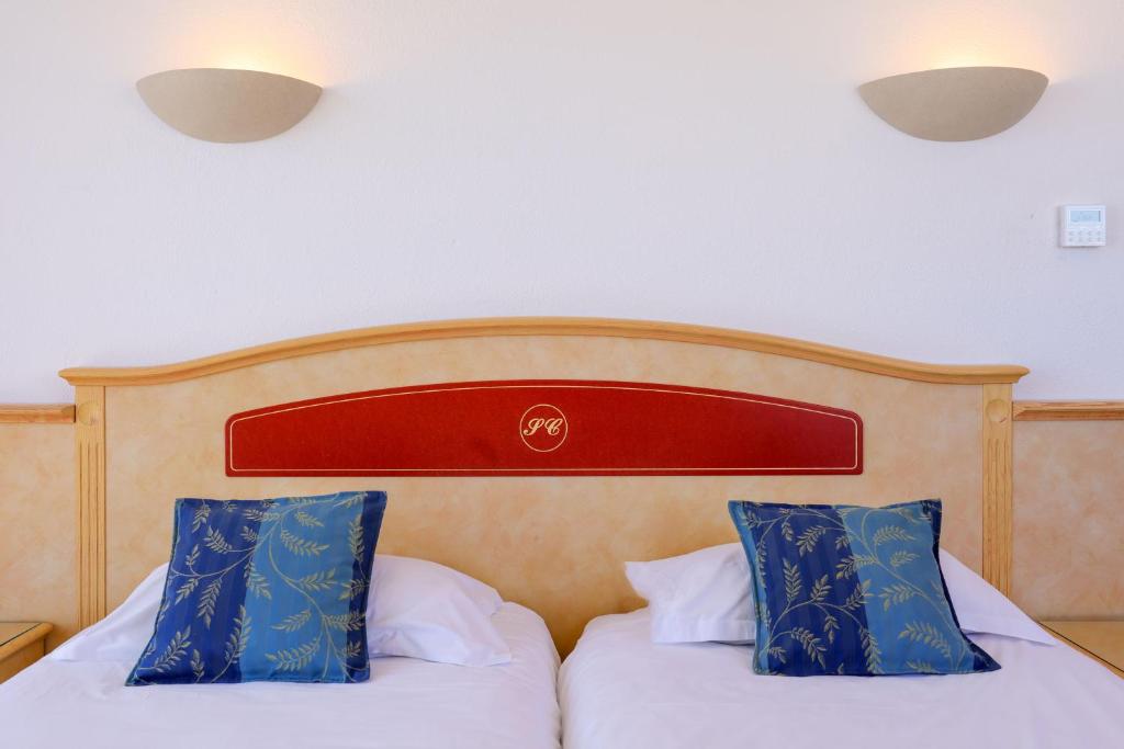 Postel nebo postele na pokoji v ubytování Hotel Saint Christophe