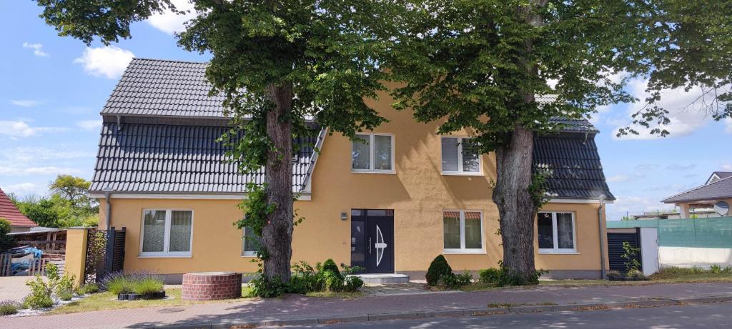 Afbeelding uit fotogalerij van Ferienwohnung am Schweriner Außensee in Schwerin