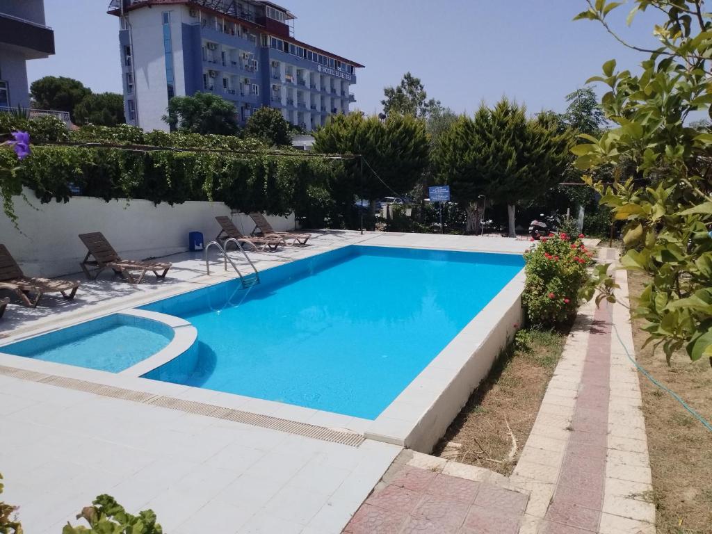 a swimming pool in the middle of a building at Kadınlar den plajına 50 metre bahçeli 1+1 in Kuşadası
