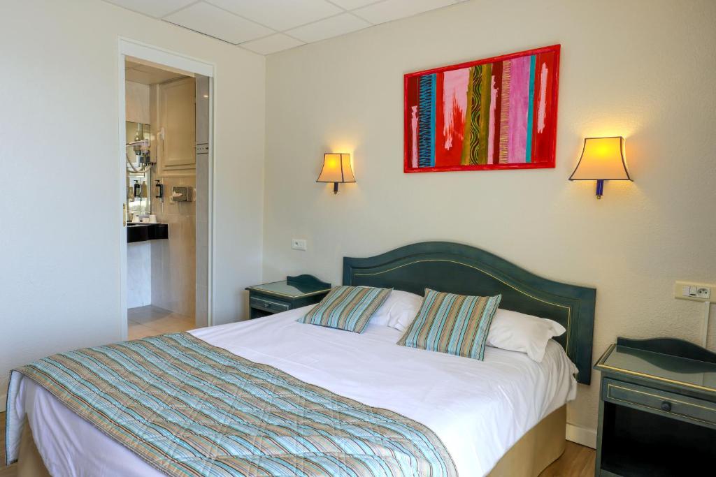 Postel nebo postele na pokoji v ubytování Hotel Saint Christophe