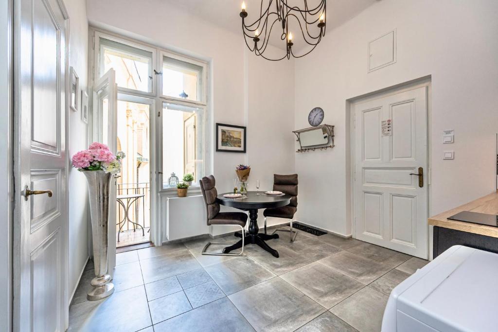 The Old Town Square & Parizska Apartments - 5