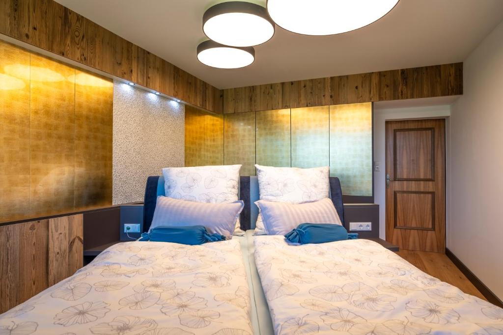 Wolfgangsee Appartements客房内的一张或多张床位