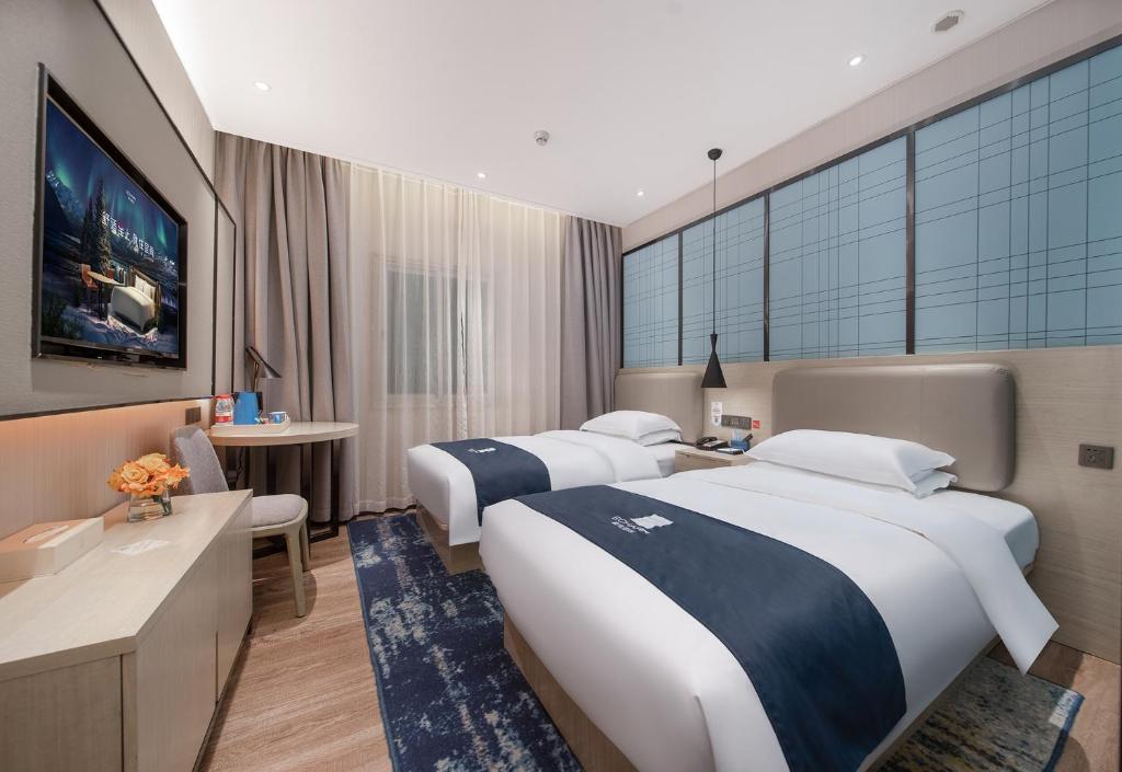 Postel nebo postele na pokoji v ubytování Echarm International Hotel Canton Tower Pazhou Convention and Exhibition Center Lujiang Subway Metro Branch - Free Shuttle Bus to Canton Fair Complex During Canton Fair Period