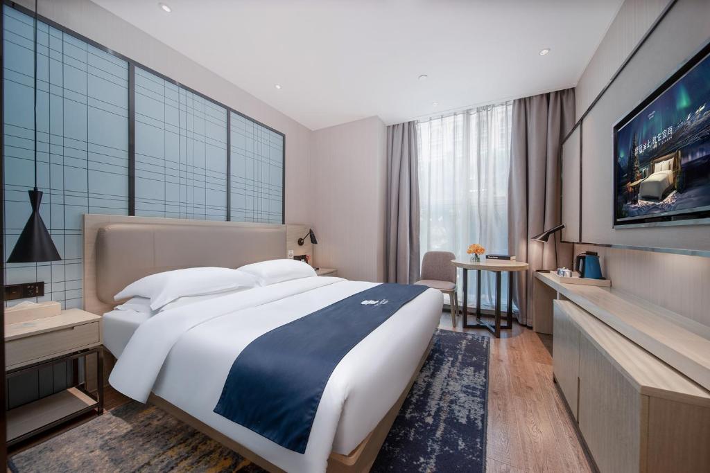 Postel nebo postele na pokoji v ubytování Echarm International Hotel Canton Tower Pazhou Convention and Exhibition Center Lujiang Subway Metro Branch - Free Shuttle Bus to Canton Fair Complex During Canton Fair Period