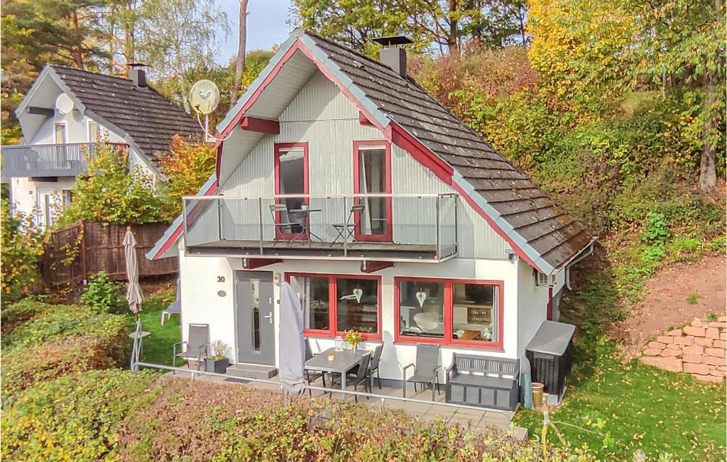ReimboldshausenにあるFerienhaus 30 In Kirchheimの小さな家(丘の上にバルコニー付)