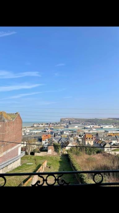 une vue d'une ville depuis un balcon dans l'établissement Studio Tribord Le Tréport - vue mer & falaises, au Tréport