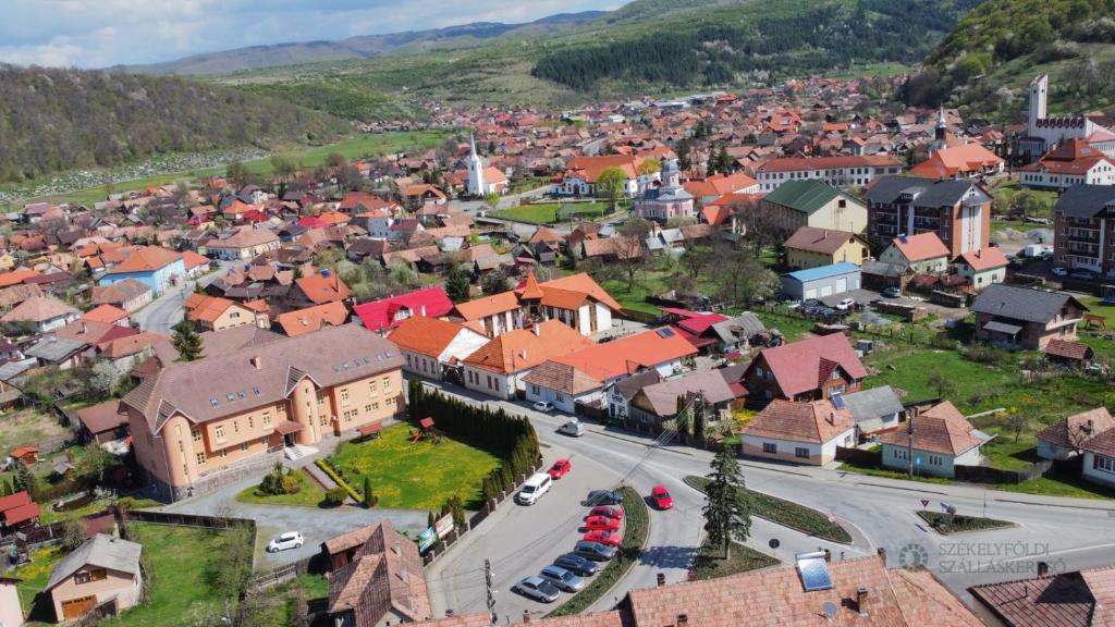 eine Luftansicht einer Kleinstadt mit Häusern in der Unterkunft Pensiunea Praid - Parajd Panzió in Praid