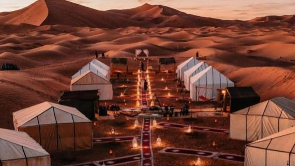 メルズーガにあるMerzouga Sahara Luxury Campの砂漠の前哨地