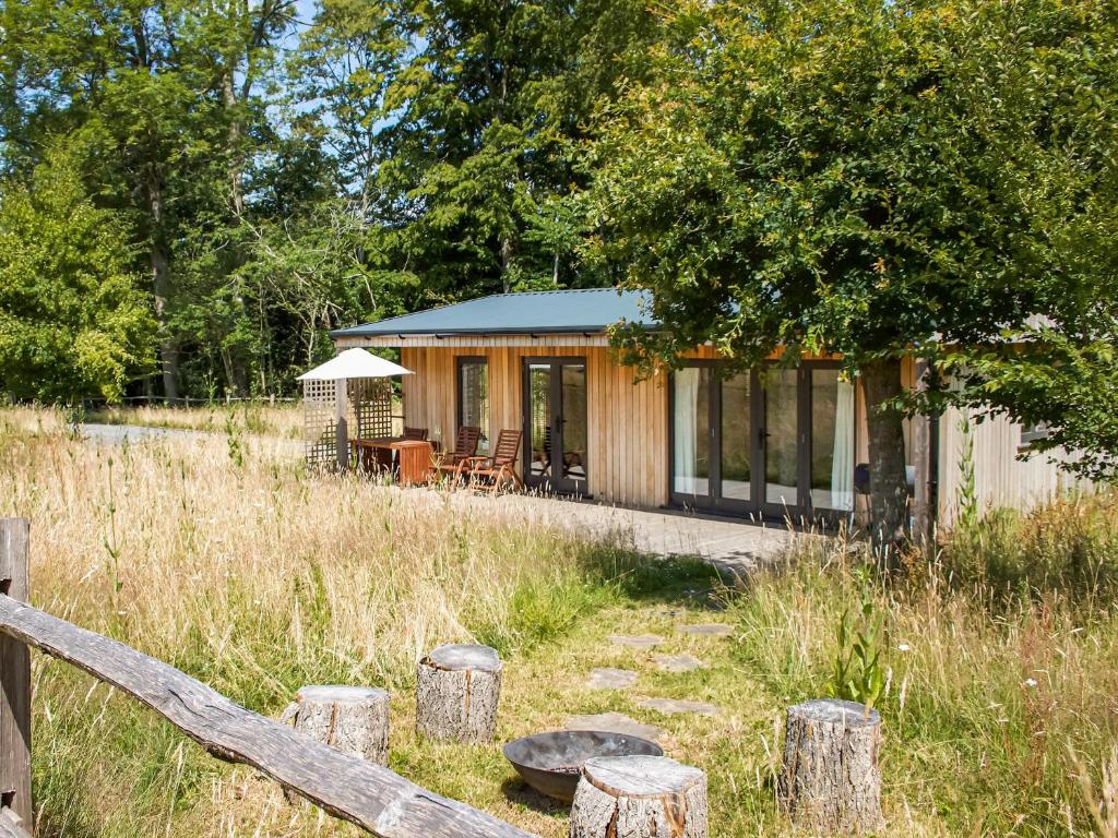 une cabine dans un champ avec une clôture dans l'établissement Culver Croft, à Chiddingstone