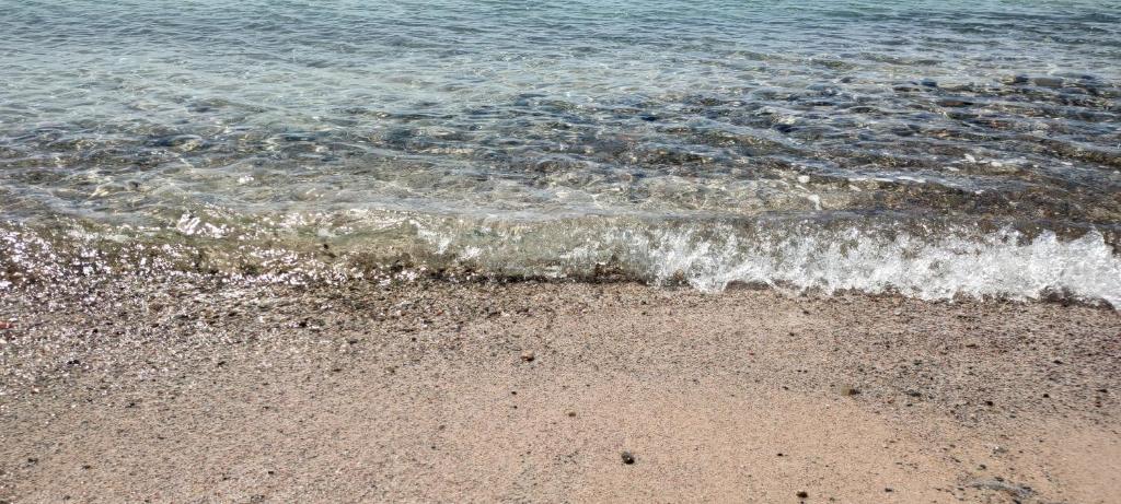 widok na plażę z pieniącą się wodą w obiekcie Villa Teresa w mieście Flumini di Quartu