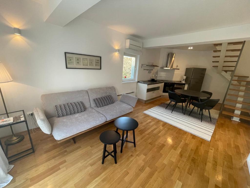 salon z kanapą oraz stołami i krzesłami w obiekcie Apartments Mali Ivo w Nin