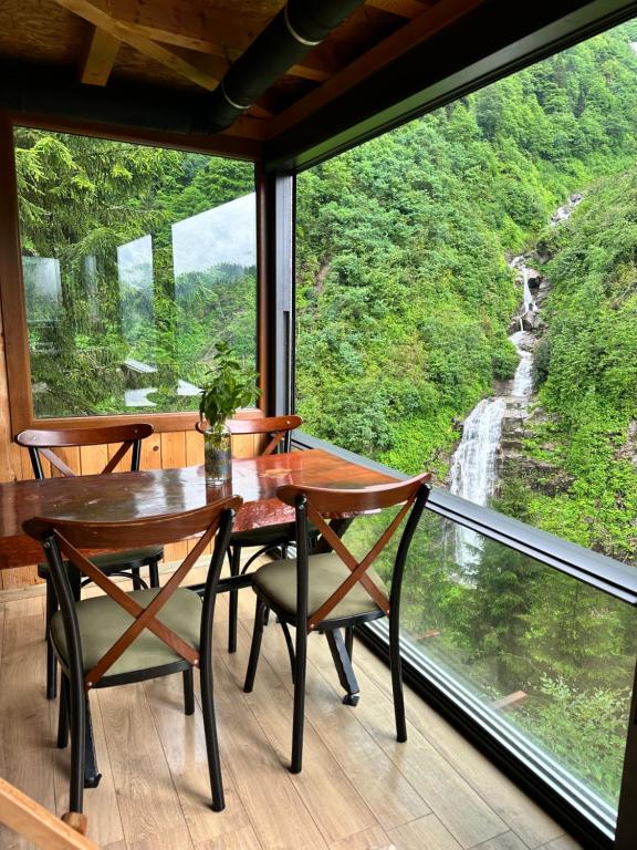 a dining room with a table and chairs and a window at Ayder Villa Gencal in Ayder Yaylasi