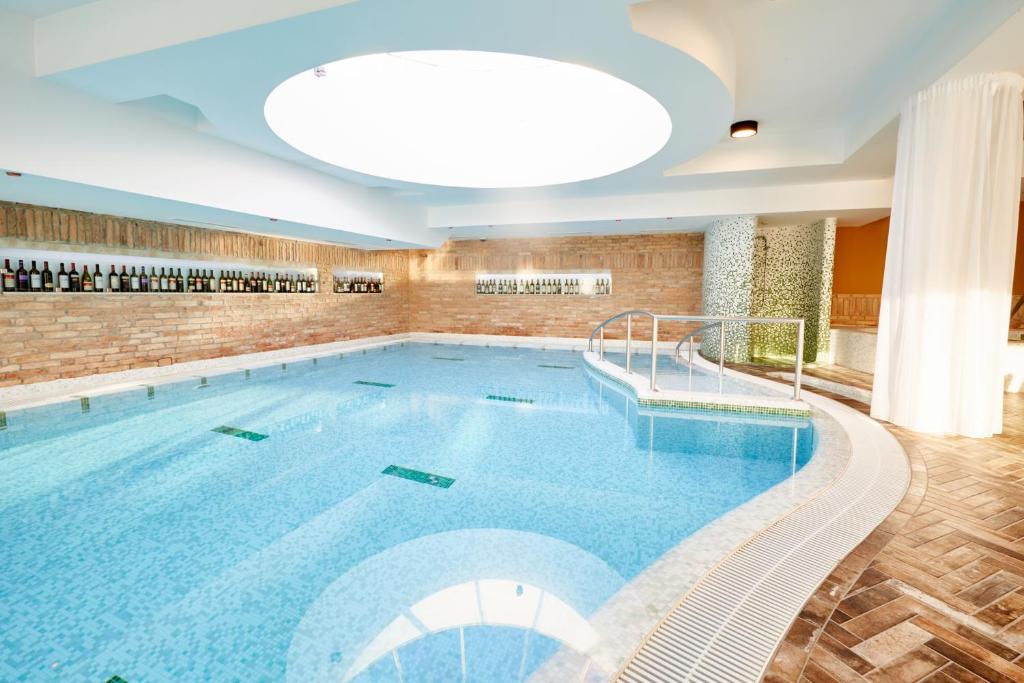 duży basen w hotelu z dużym sufitem w obiekcie Crocus Gere Bor Hotel Resort & Wine Spa w mieście Villány