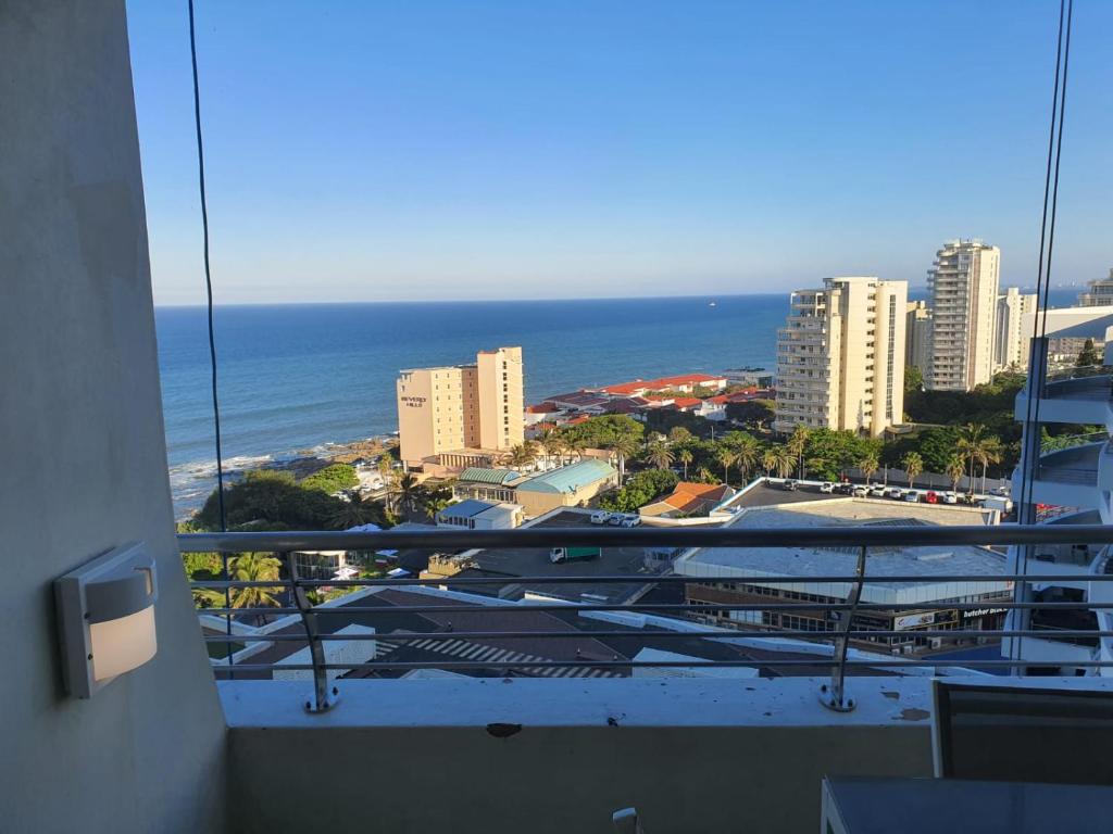 einen Balkon mit Meerblick in der Unterkunft The Pearls Luxury Studio Apartments - Full Sea View in Durban
