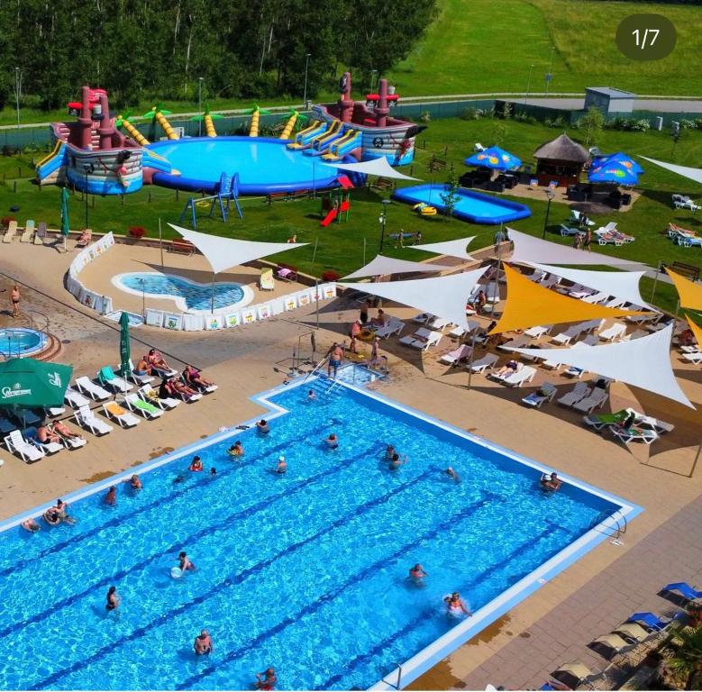 Bazén v ubytování Apartmány Catalina nebo v jeho okolí