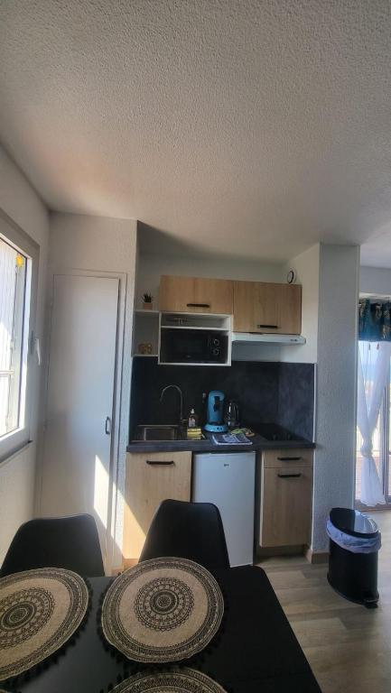 Kuchyň nebo kuchyňský kout v ubytování Vu mer, refait à neuf, spacieux, agréable, hôte reactif