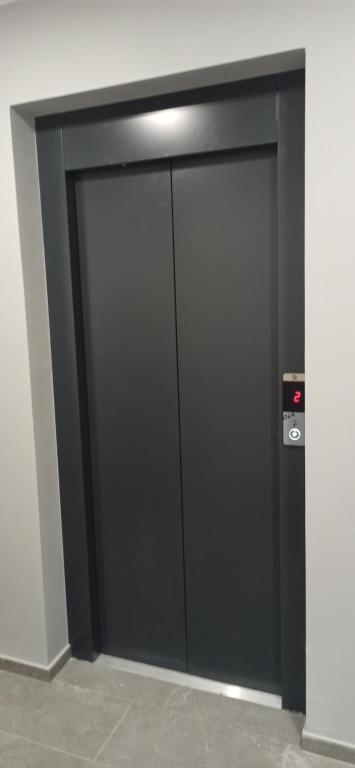 um par de portas de elevador num edifício em Lux apartment 8, center, free parking em Niš