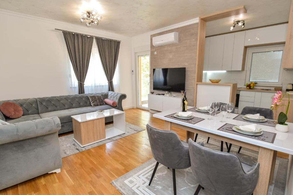 TV a/nebo společenská místnost v ubytování Apartman Darija 1
