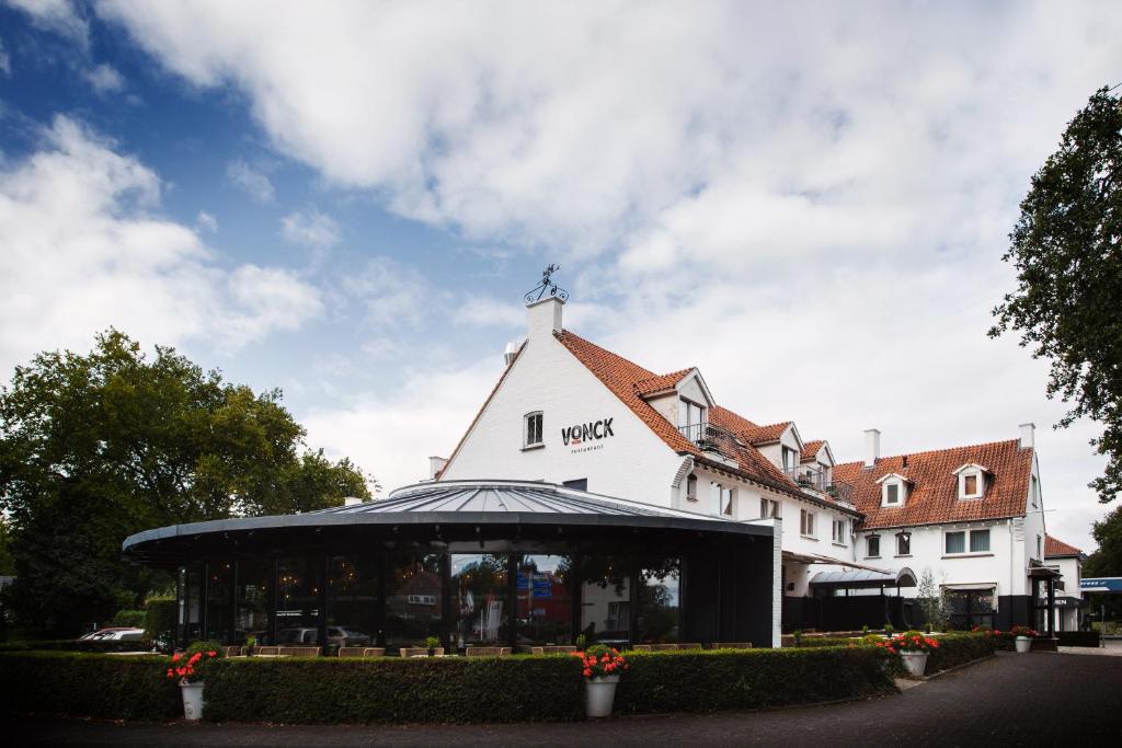 a building with a kiosk in front of it at Paping Hotel & Spa - Rest Vonck by Flow in Ommen