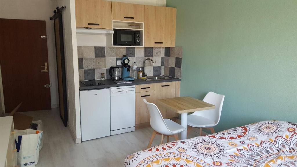 Η κουζίνα ή μικρή κουζίνα στο Grand jardin, plage, agréable, hôte reactif