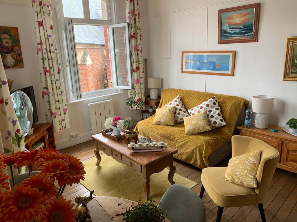 ein Wohnzimmer mit einem Sofa und einem Tisch in der Unterkunft 45 Grande Rue in Ault