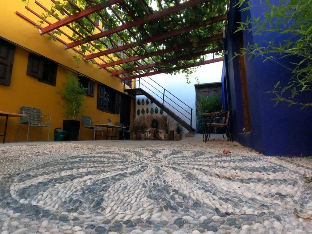 un patio con un mosaico de estrellas en el suelo de un edificio en Rhodes Youth Hostel, en Rodas