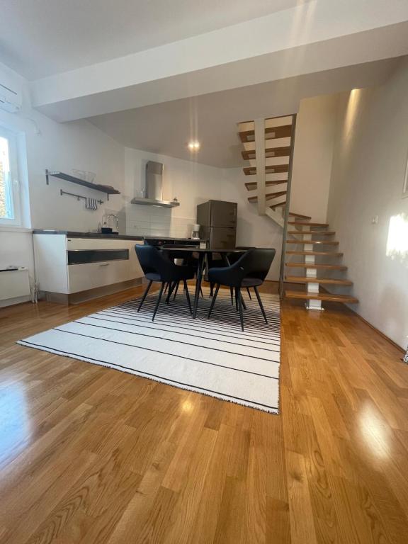 Kuchnia lub aneks kuchenny w obiekcie Apartments Mali Ivo