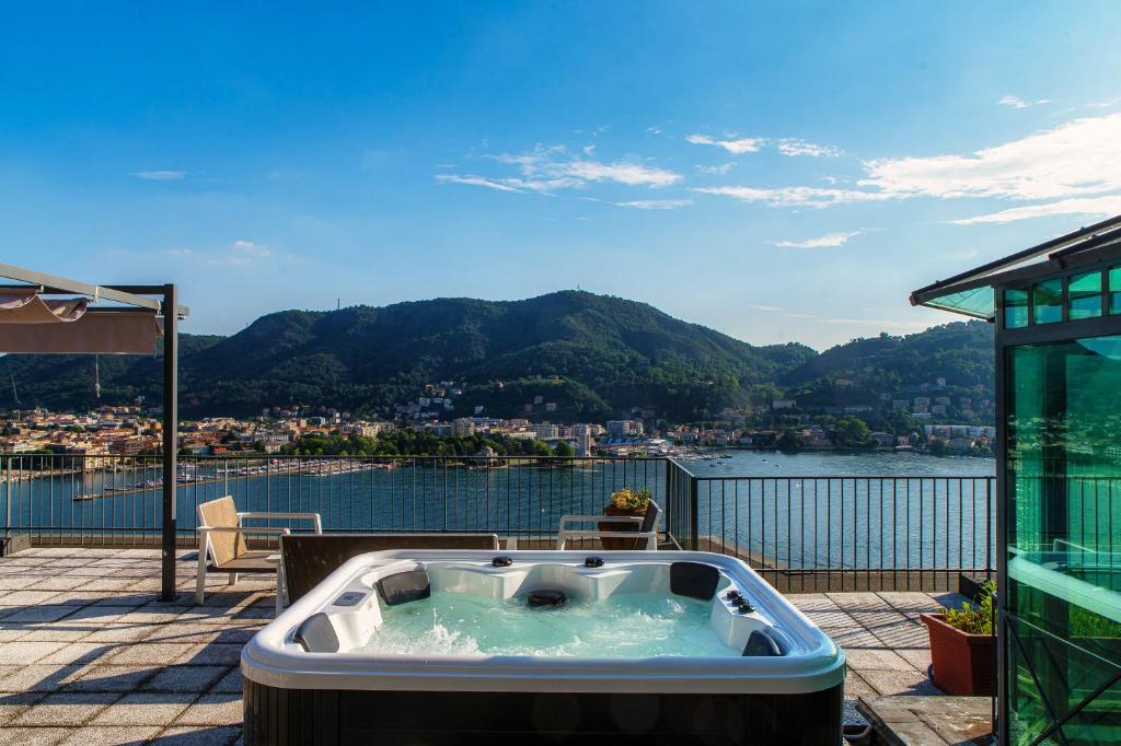 einen Whirlpool auf dem Balkon mit Blick auf das Wasser in der Unterkunft Como Unbelievable View - The House Of Travelers in Como