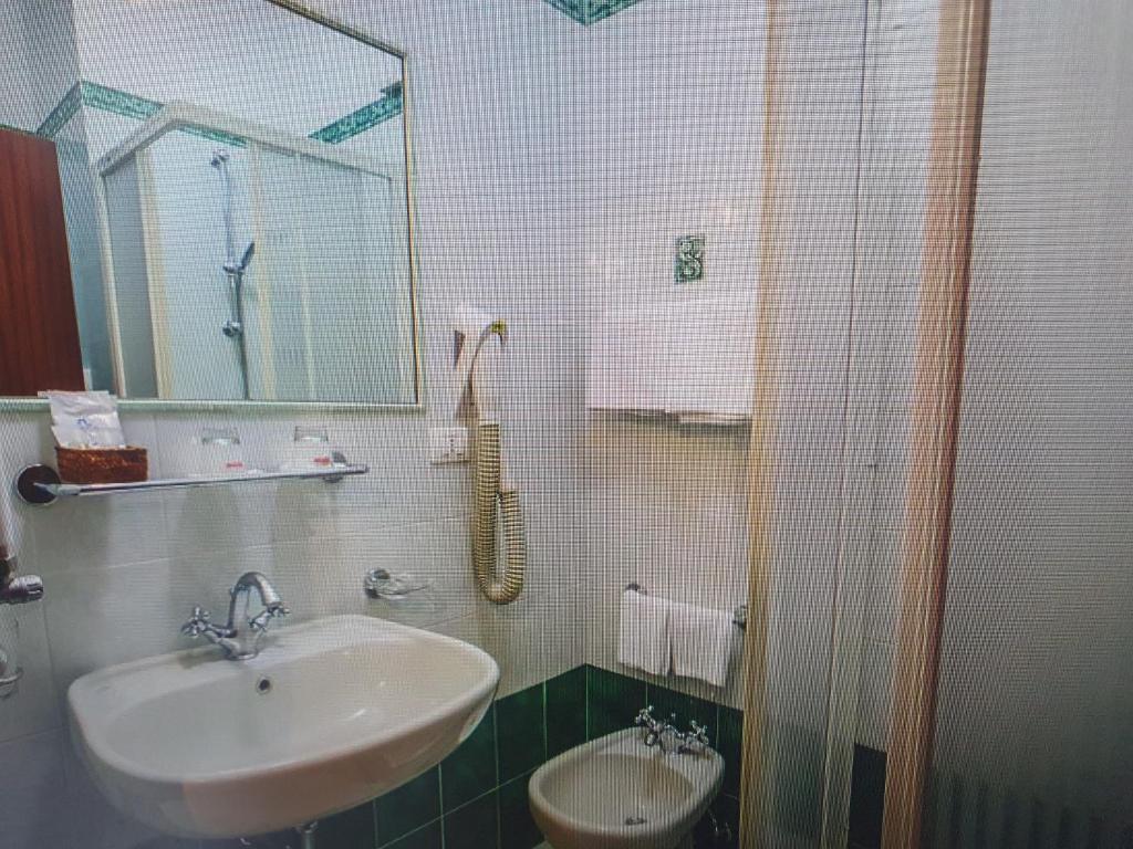 A bathroom at Fegina 3 DELuxe Bedrooms & Bathrooms
